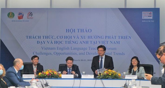 Thứ trưởng Bộ Giáo dục và Đào tạo Nguyễn Hữu Độ phát biểu tại Hội thảo.