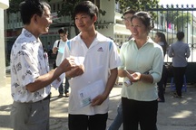 Giảng viên về hưu vận động 600 suất cơm miễn phí giúp thí sinh