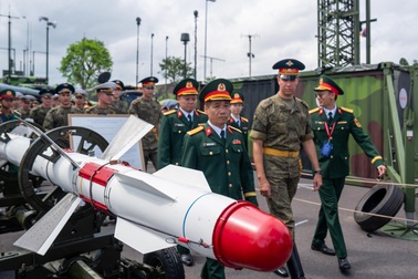 Quân nhân Nga, Lào, Campuchia chiêm ngưỡng UAV, tên lửa của Việt Nam