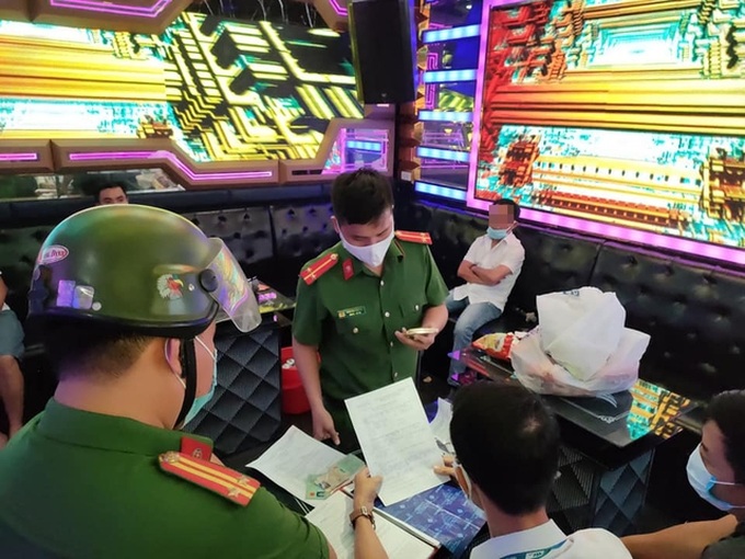 Lực lượng chức năng kiểm tra cơ sở kinh doanh dịch vụ giải trí nhằm ngăn chặn tệ nạn ma túy, mại dâm.