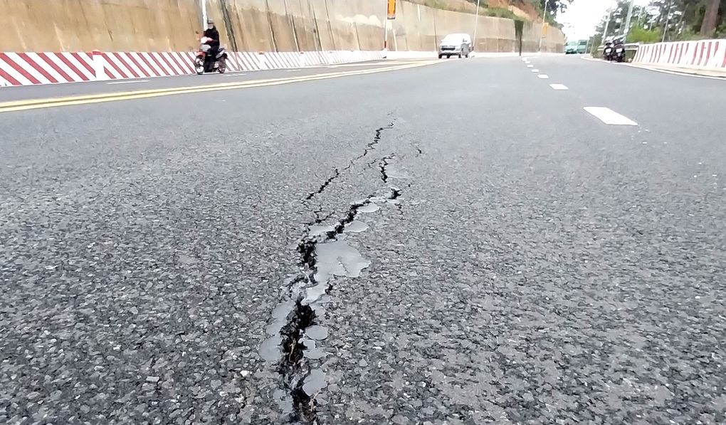 Vết nứt trên đèo Prenn Đà Lạt: Cần 21 ngày để sửa chữa - 1 Vết nứt trên đèo Prenn Đà Lạt: Cần 21 ngày để sửa chữa - 1