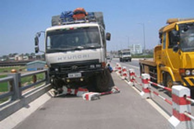 Xe tải mất lái làm 2 cháu bé bị thương nặng 