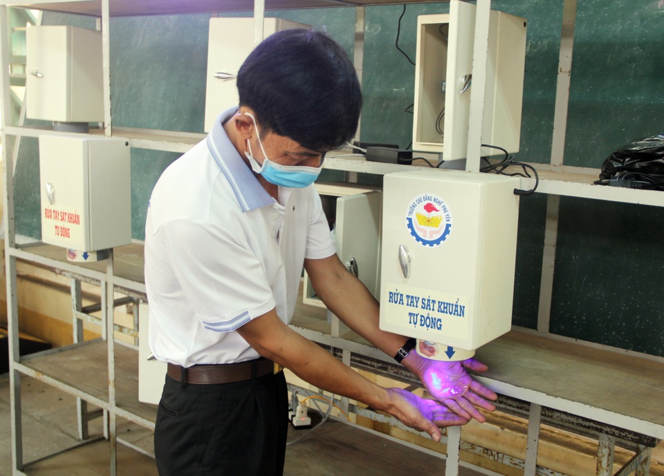Thầy cô chế tạo máy rửa tay sát khuẩn tự động, tặng cộng đồng chống dịch - 3 Thầy cô chế tạo máy rửa tay sát khuẩn tự động, tặng cộng đồng chống dịch - 3