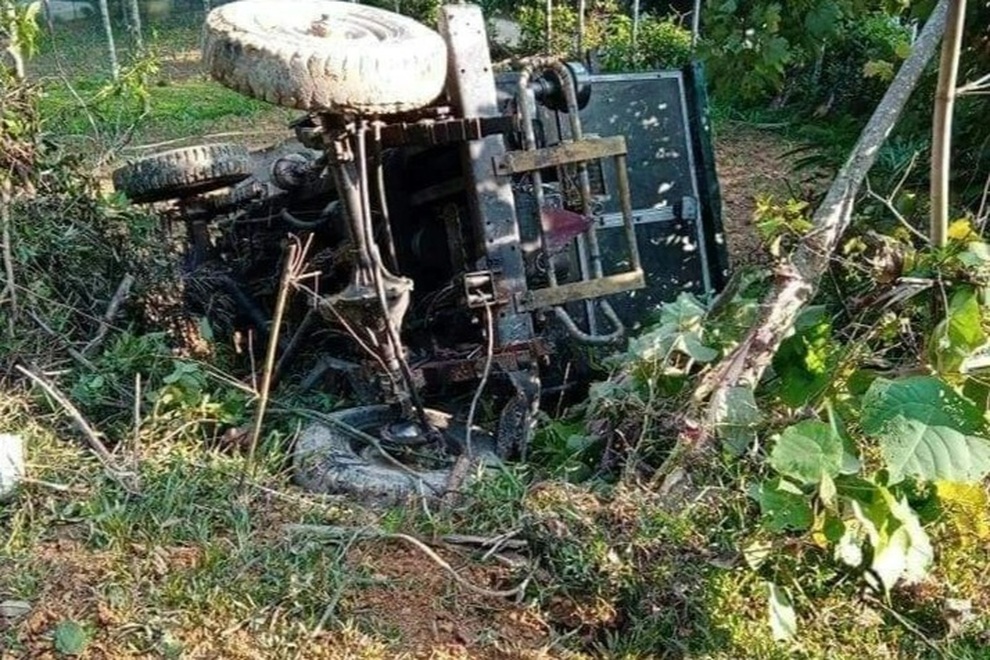 Xe công nông tuột dốc va chạm với máy cày, 2 người thương vong - 2 Xe công nông tuột dốc va chạm với máy cày, 2 người thương vong - 2