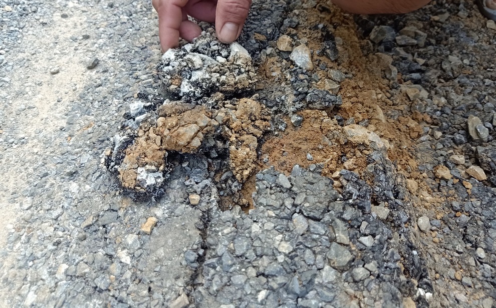 Đường hơn 70 tỷ đồng, nhiều lần đội vốn, chưa bàn giao đã hư hỏng - 3 Đường hơn 70 tỷ đồng, nhiều lần đội vốn, chưa bàn giao đã hư hỏng - 3