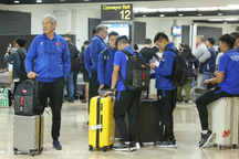 Đội tuyển Việt Nam lặng lẽ về nước sau trận thua Indonesia
