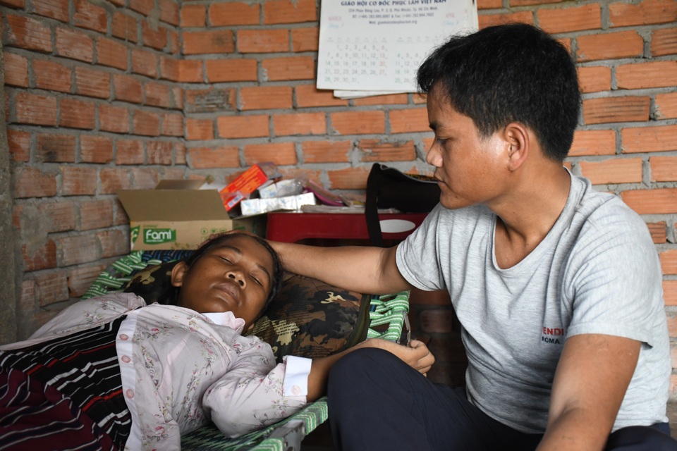 Băng rừng đưa vợ đi chạy thận, vợ chồng nghèo chỉ dám ăn một đĩa cơm - 1 Băng rừng đưa vợ đi chạy thận, vợ chồng nghèo chỉ dám ăn một đĩa cơm - 1