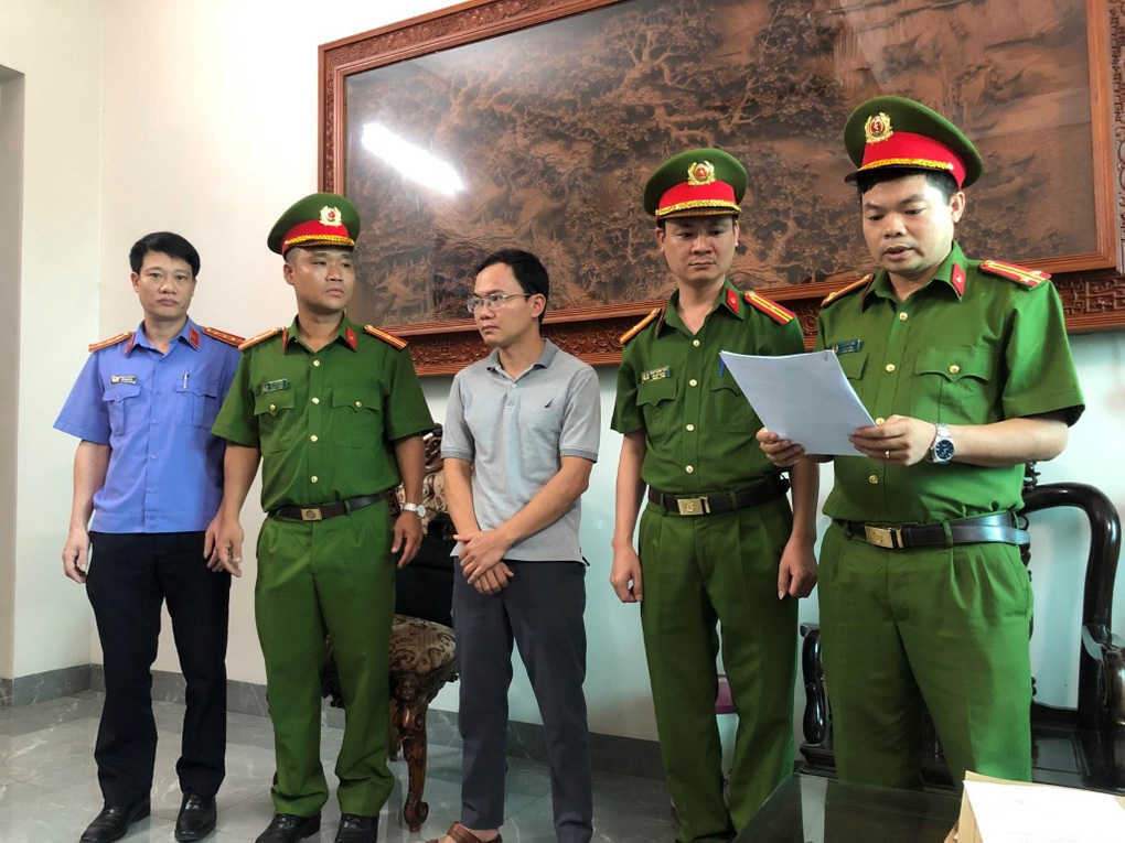 Bắt nguyên Giám đốc Trung tâm đăng kiểm 90-02D - 1 Bắt nguyên Giám đốc Trung tâm đăng kiểm 90-02D - 1