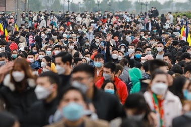 "Hết hồn" biển người chen chúc ngộp thở tại các điểm du lịch đầu xuân