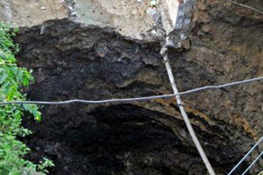 Hố “tử thần” bất ngờ xuất hiện, nhiều hộ dân sơ tán khẩn cấp