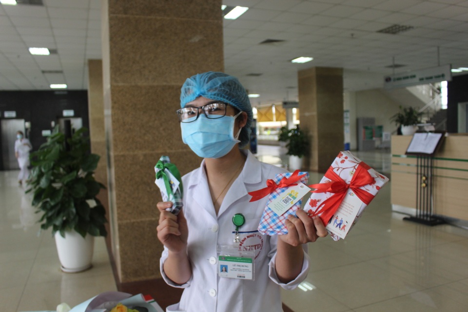 Dân công sở gói quà, sáng tác nhạc tặng y bác sĩ tuyến đầu chống dịch - 8 Dân công sở gói quà, sáng tác nhạc tặng y bác sĩ tuyến đầu chống dịch - 8
