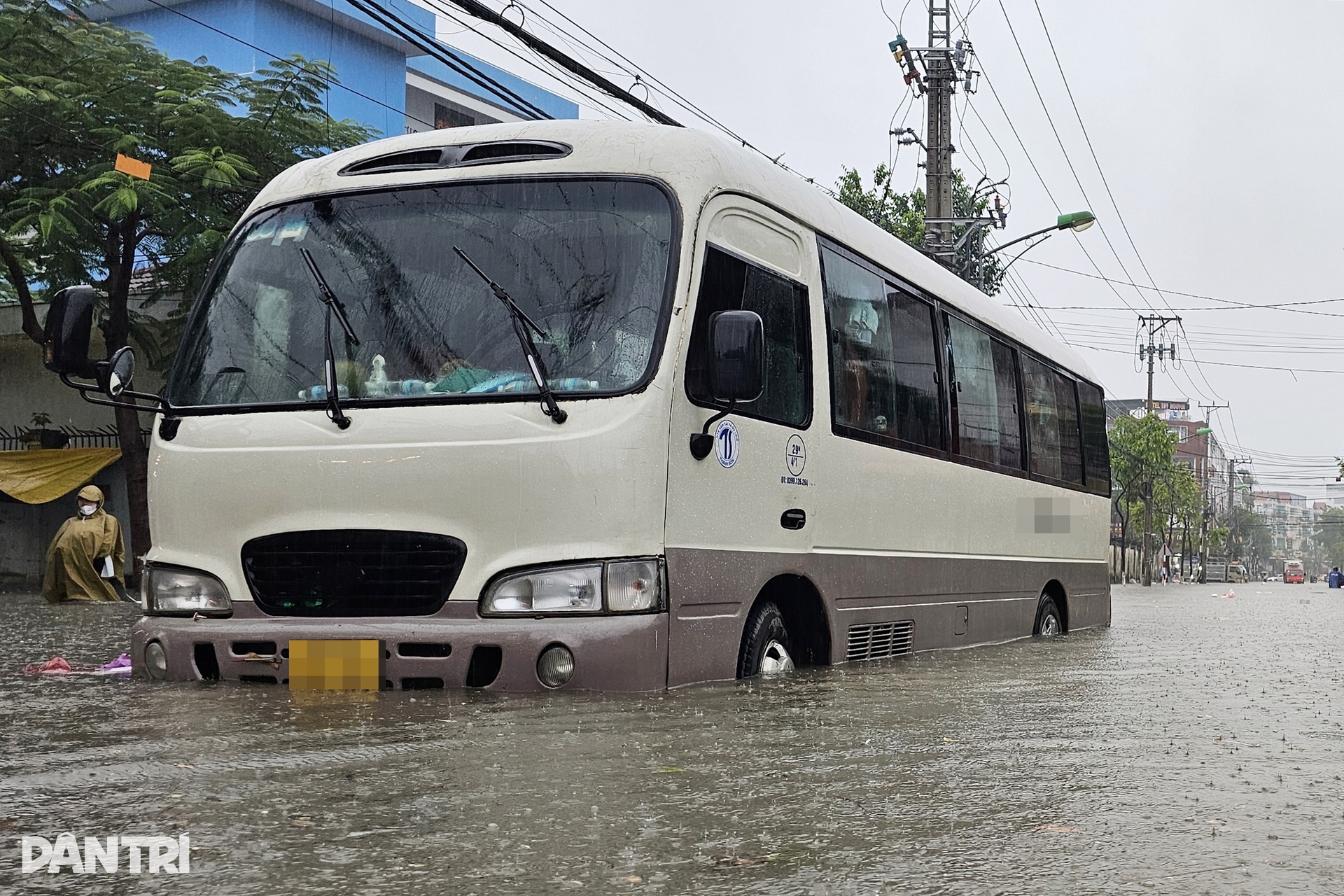 Mưa lớn gây ngập ở Bắc Nha Trang, nhiều ô tô chết máy - 7