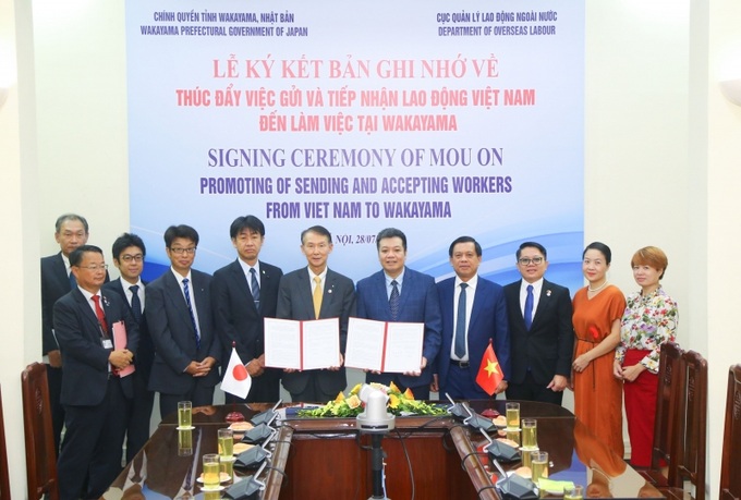 Thứ trưởng Nguyễn Bá Hoan và Thống đốc Kishimoto Shuhei đã chứng kiến lễ ký kết Bản ghi nhớ hợp tác khung pháp lý cơ bản giữa Cục Quản lý lao động ngoài nước và tỉnh Wakayama.