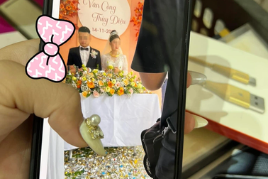Cô dâu chú rể sững người nhận 2 chỉ vàng giả bạn thân mừng cưới