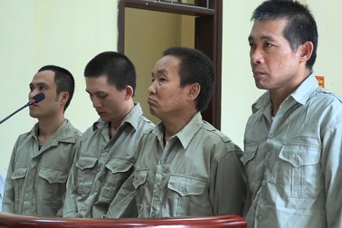 Trang bị 2 khẩu súng và nhiều viên đạn để mua bán ma túy