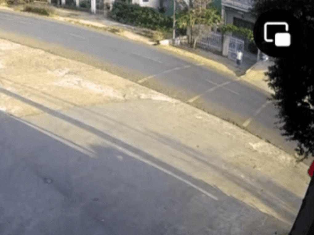 Người đàn ông bất ngờ lao ra giữa đường, tài xế xe tải không kịp trở tay - 1 Người đàn ông bất ngờ lao ra giữa đường, tài xế xe tải không kịp trở tay - 1