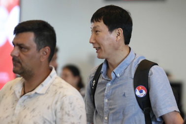 Đội tuyển Việt Nam về nước, Tuấn Hải khen HLV Kim Sang Sik hết lời