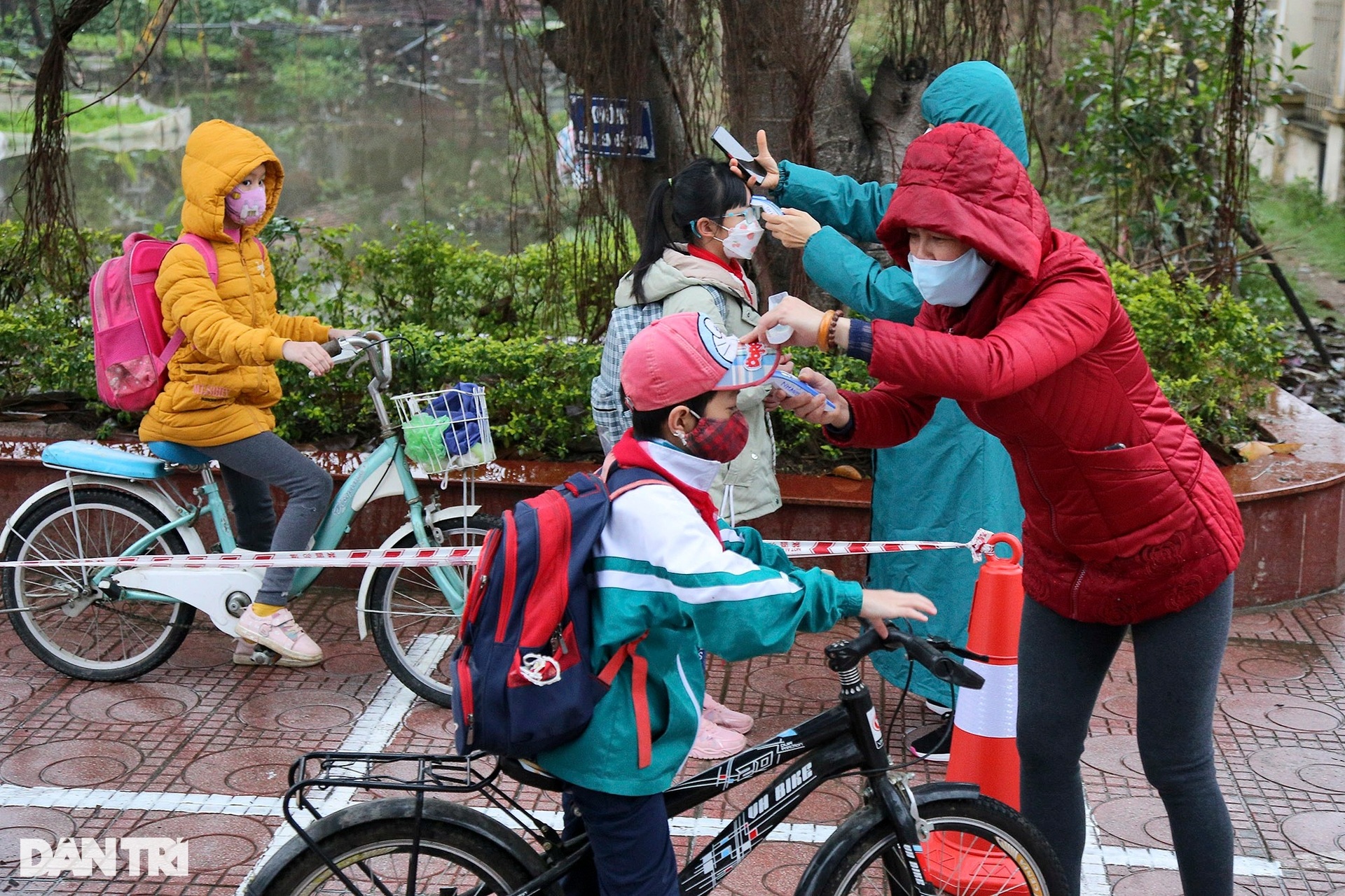 Học sinh lớp 1-6 các huyện ở Hà Nội đội mưa rét trở lại trường sau 10 tháng - 9 Học sinh lớp 1-6 các huyện ở Hà Nội đội mưa rét trở lại trường sau 10 tháng - 9