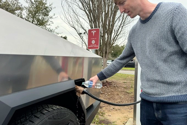 Chủ xe điện Tesla rủ nhau quấn khăn ướt để sạc pin nhanh hơn