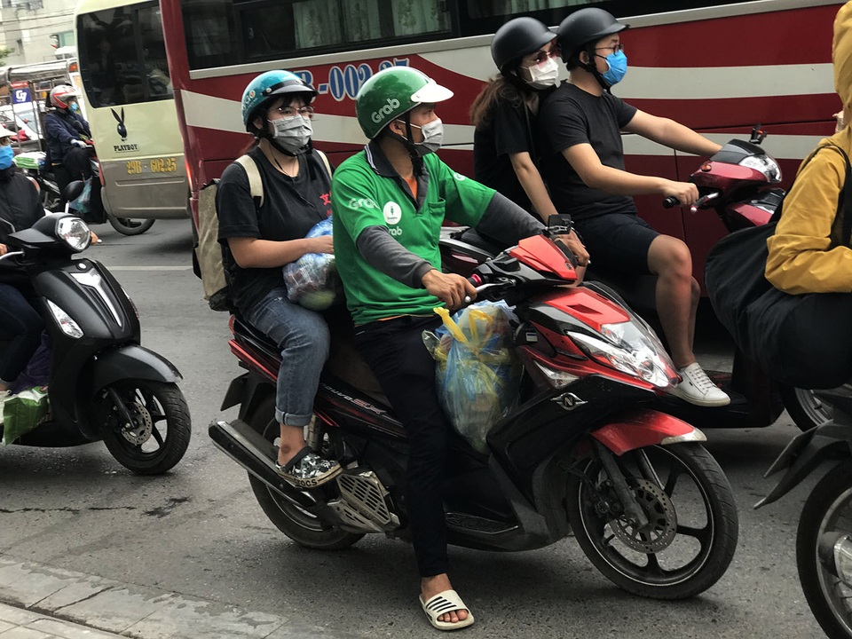 Dịch vụ xe ôm đắt khách khi dòng người ùn ùn trở lại Thủ đô - 5 Dịch vụ xe ôm đắt khách khi dòng người ùn ùn trở lại Thủ đô - 5