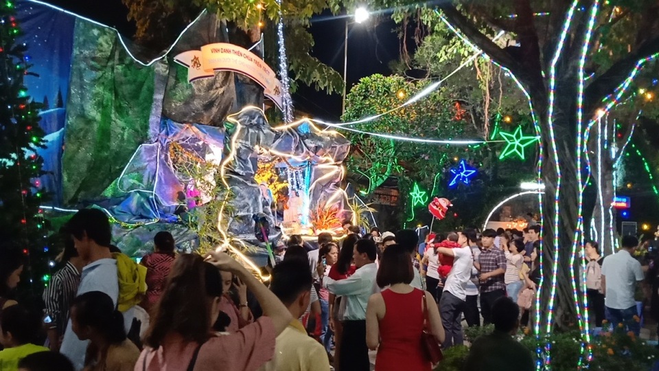 Các nhà thờ trang trí bắt mắt, đường phố đông nghịt người vui chơi đêm Noel - 14 Các nhà thờ trang trí bắt mắt, đường phố đông nghịt người vui chơi đêm Noel - 14