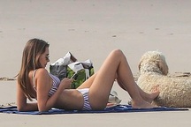 Liam Hemsworth ra biển cùng bạn gái gợi cảm