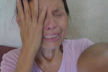 Ánh mắt đáng thương của cô bé 3 tuổi bị ung thư thận