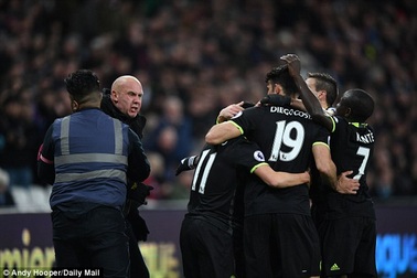 Nổi điên, CĐV cuồng lao xuống sân đòi “tính sổ” với Chelsea