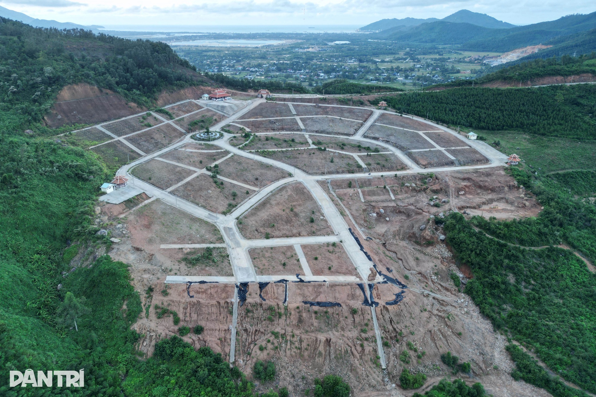 Nghĩa trang nằm trên đồi toàn đá khối, chưa hoàn thiện đã xói lở tan hoang - 1 Nghĩa trang nằm trên đồi toàn đá khối, chưa hoàn thiện đã xói lở tan hoang - 1