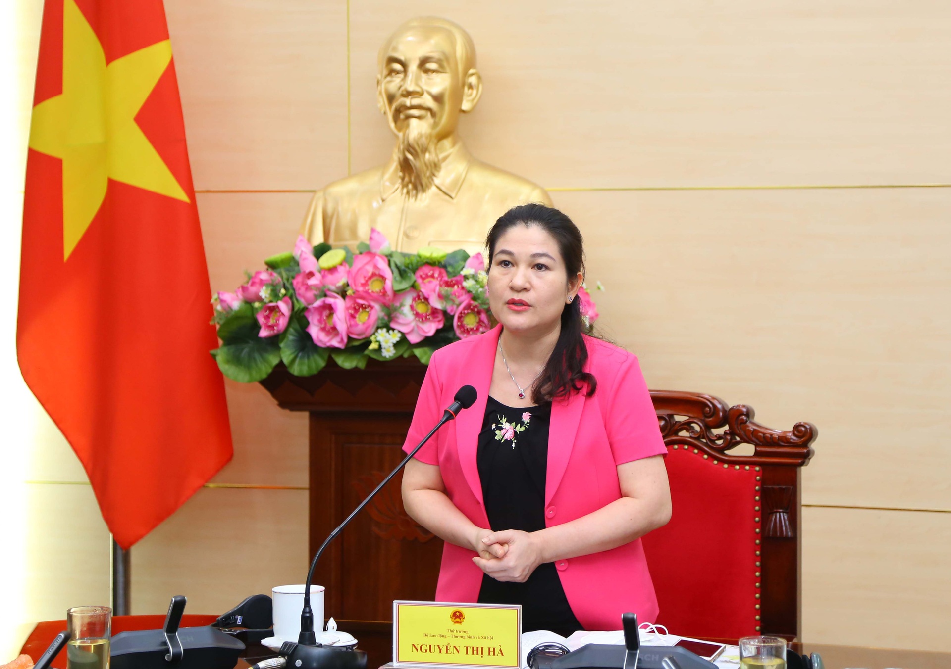 Khoảnh khắc Thượng úy vác cháu bé đuối nước... hút dư luận trong tuần - 2