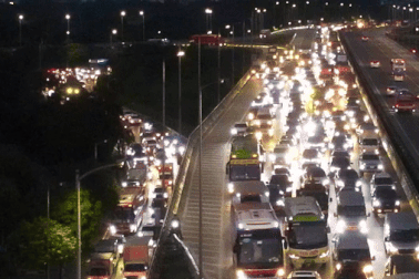 Người dân mệt mỏi thoát khỏi ùn tắc trong ngày trở lại Hà Nội