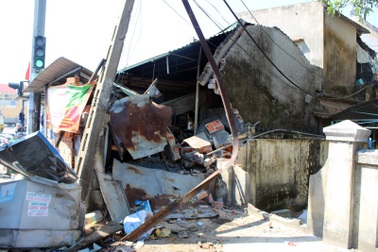 Xe tải tông liên hoàn, 1 người bị thương, 1 ngôi nhà và 6 phương tiện hư hỏng