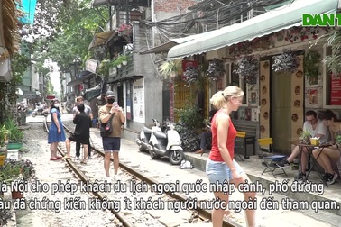 Phố cà phê đường tàu ở Hà Nội mở cửa trở lại