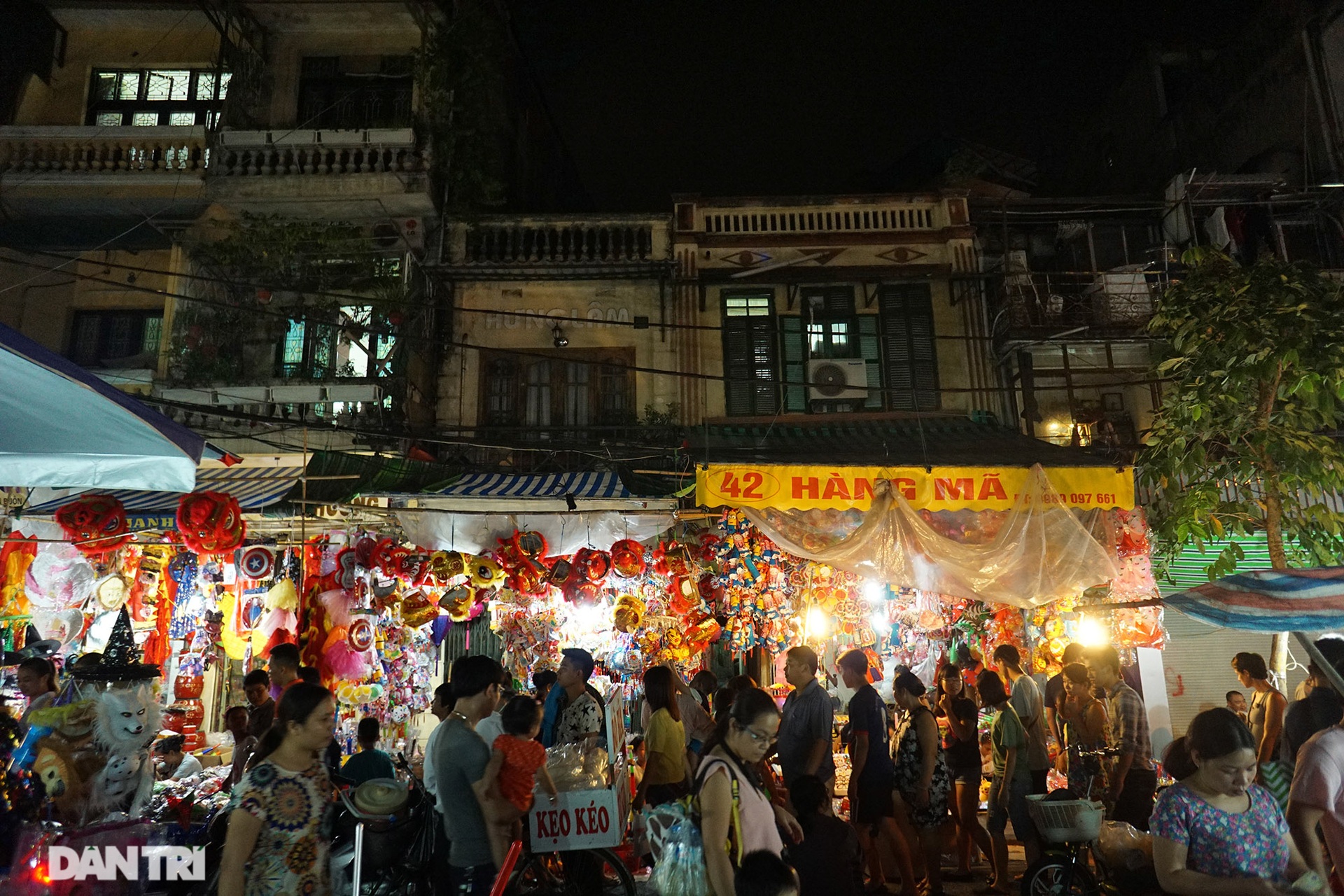 So sánh: Hình ảnh chợ trung thu vắng lặng khác biệt cảnh đông đúc mọi năm - 21