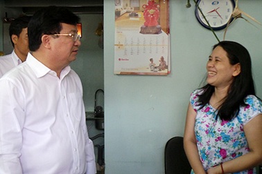 Bộ trưởng Bộ Xây dựng “vi hành” đến nhà trọ công nhân