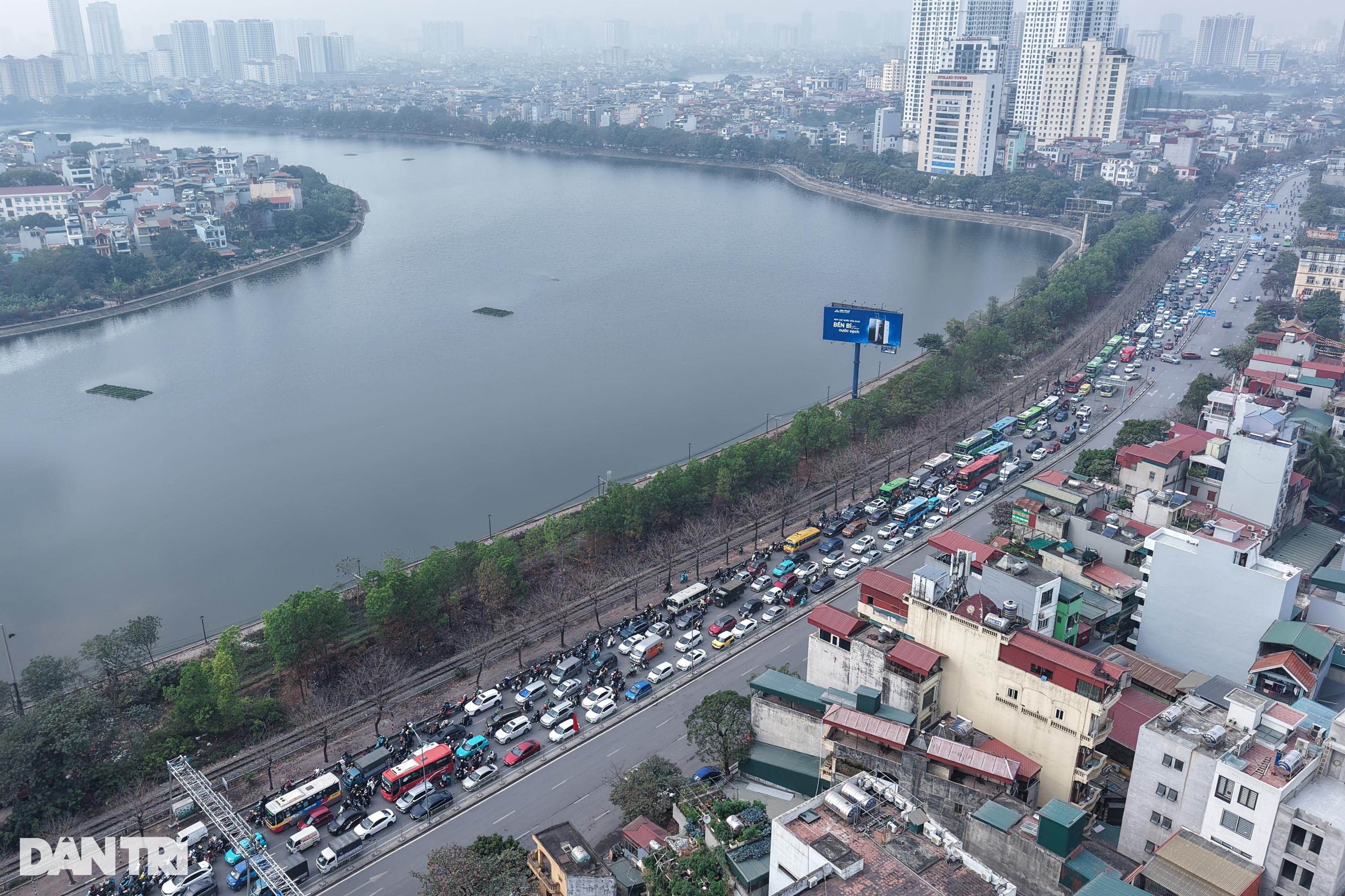 Người dân chật vật đi xe nhích từng mét rời Thủ đô về quê ăn Tết - 2 Người dân chật vật đi xe nhích từng mét rời Thủ đô về quê ăn Tết - 2