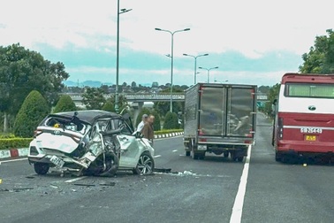 Xe khách tông ô tô con trên cao tốc Liên Khương - Prenn