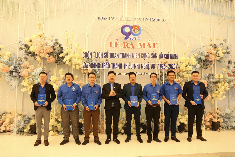 Ra mắt sách về lịch sử Đoàn và phong trào thanh thiếu niên tỉnh Nghệ An - 3 Tại buổi lễ, Tỉnh đoàn Nghệ An đã dành tặng 7 cuốn sách đầu tiên cho các đơn vị: Trường Cao đẳng Việt - Đức, Trường Cao đẳng Sư phạm Nghệ An, Huyện đoàn Kỳ Sơn, Đoàn khối Doanh nghiệp, Thành đoàn Vinh, Đoàn khối CCQ tỉnh, Huyện đoàn Tương Dương.