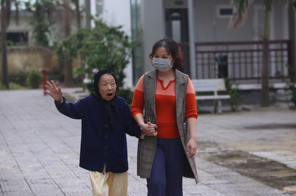 Mẹ VNAH Lê Thị Xuân: Hạnh phúc khi được vào lăng viếng Bác - 2 Mẹ VNAH Lê Thị Xuân: Hạnh phúc khi được vào lăng viếng Bác - 2