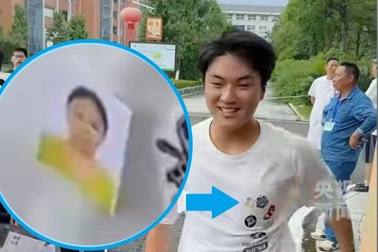 Nam sinh dán ảnh mẹ quá cố lên ngực áo khi đi thi đại học