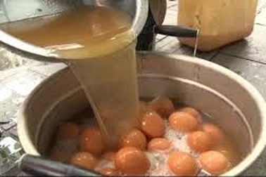 "Hoảng hồn" món trứng luộc bằng nước tiểu bé trai được coi là ... thần dược