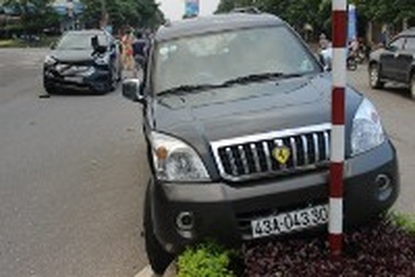 Hai xế hộp tông nhau, một xe lao thẳng vào dải phân cách