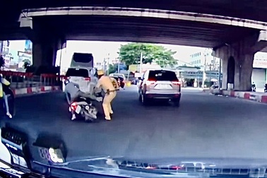 Tài xế có nồng độ cồn tông vào chân cán bộ CSGT tại vòng xoay ở TPHCM