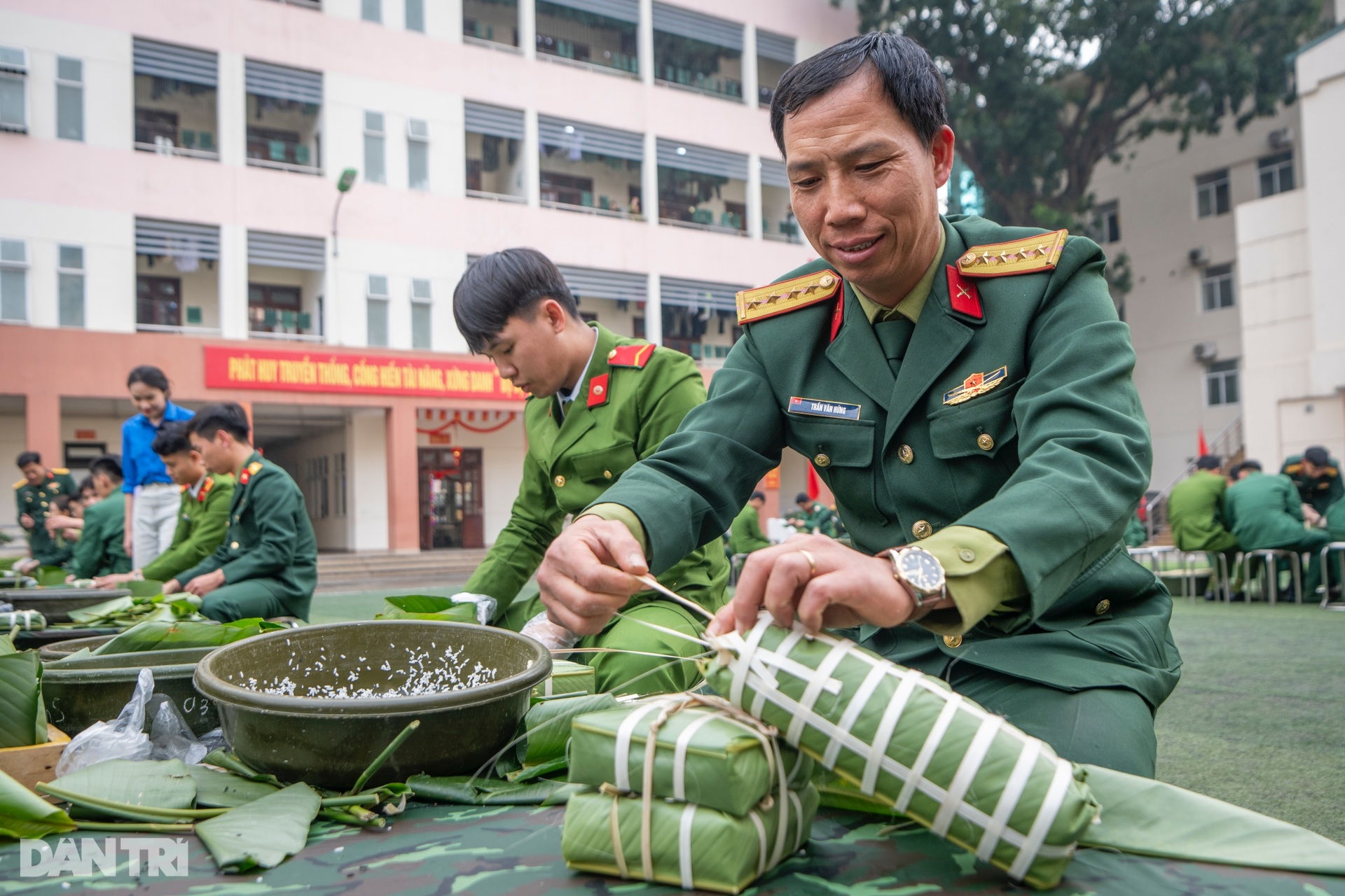 Chiến sĩ Lữ đoàn cận vệ trổ tài gói 4.000 nghìn chiếc bánh chưng đón Tết - 9 Chiến sĩ Lữ đoàn cận vệ trổ tài gói 4.000 nghìn chiếc bánh chưng đón Tết - 9