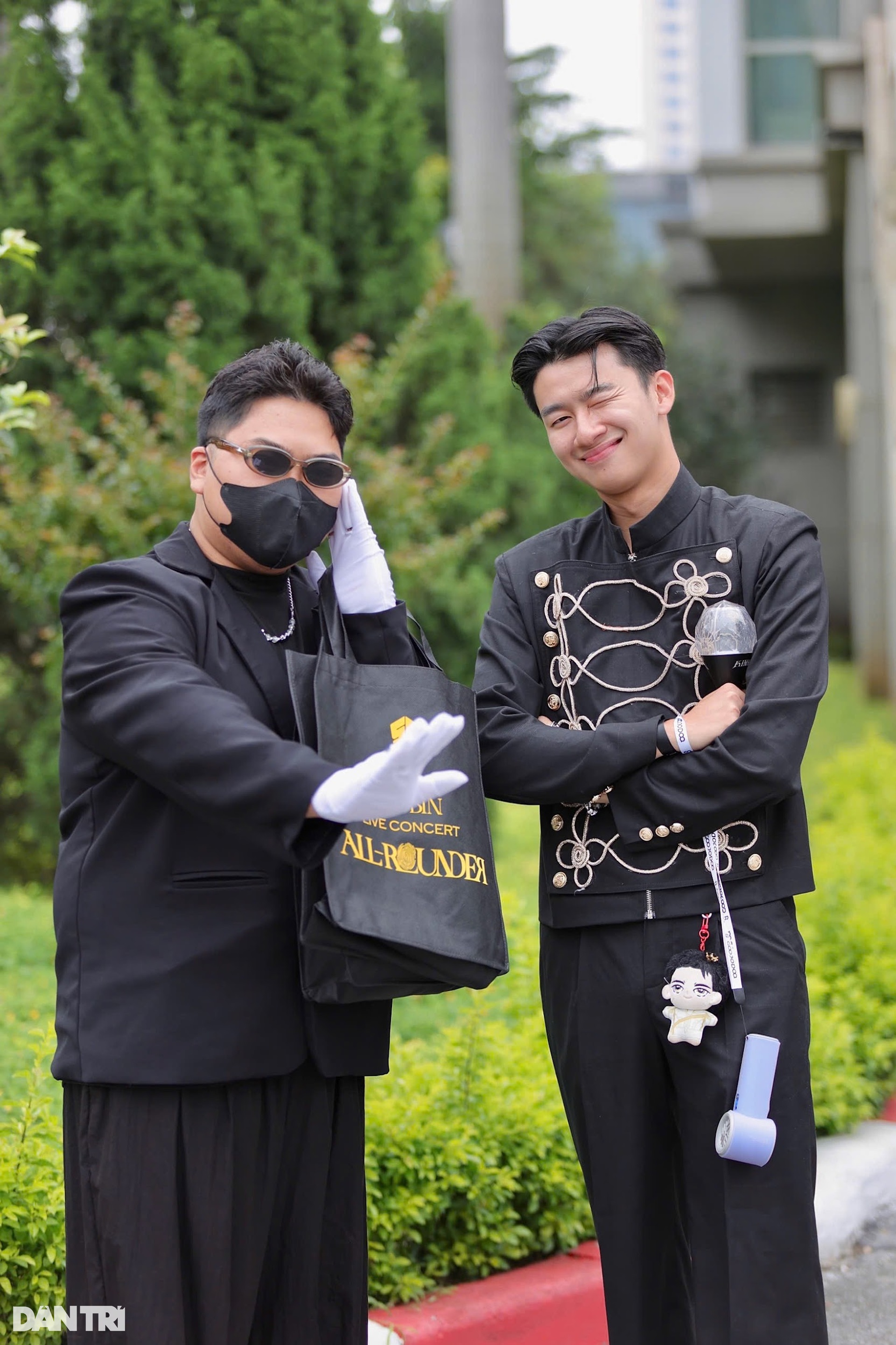 Giới trẻ mặc váy cưới, hóa trang thành… quả chuối tại concert SOOBIN - 8 Giới trẻ mặc váy cưới, hóa trang thành… quả chuối tại concert SOOBIN - 8