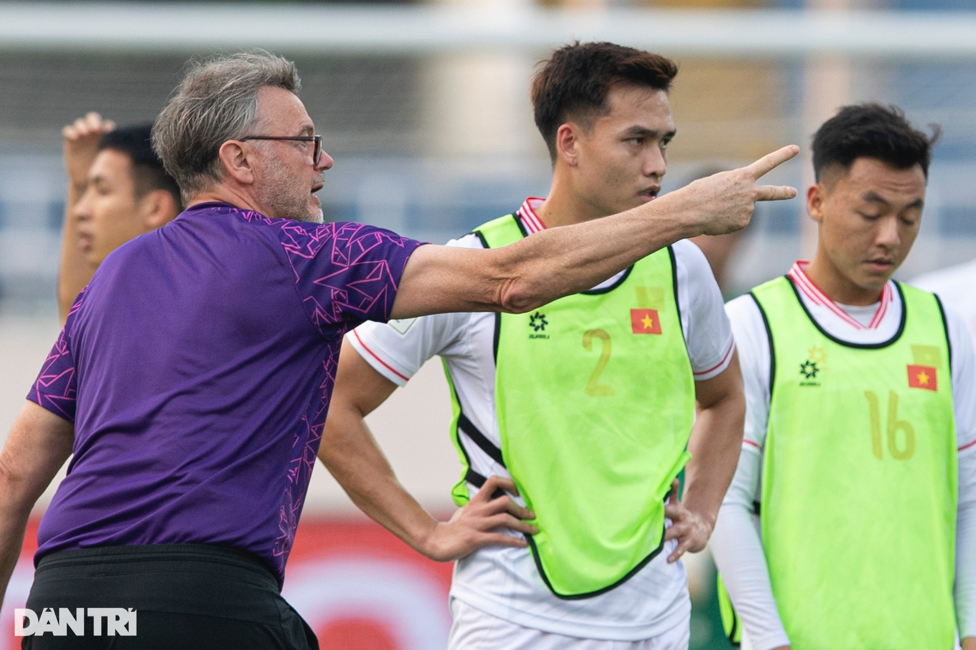 HLV Troussier căng thẳng, liên tục dừng buổi tập của tuyển Việt Nam - 5 HLV Troussier căng thẳng, liên tục dừng buổi tập của tuyển Việt Nam - 5