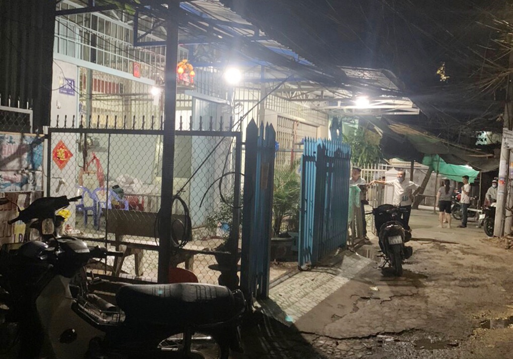 Nam thanh niên tưới xăng đốt người phụ nữ 49 tuổi ở An Giang - 2 Nam thanh niên tưới xăng đốt người phụ nữ 49 tuổi ở An Giang - 2