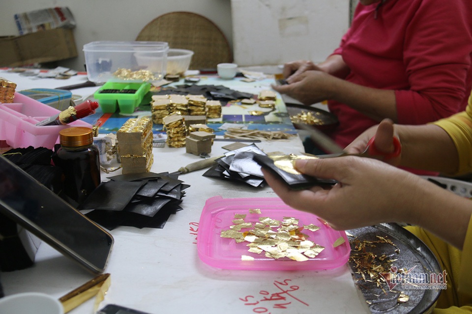 Chiêm ngưỡng bộ bàn ghế tiền tỷ đại gia dát vàng chơi Tết - 11 Chiêm ngưỡng bộ bàn ghế tiền tỷ đại gia dát vàng chơi Tết - 11