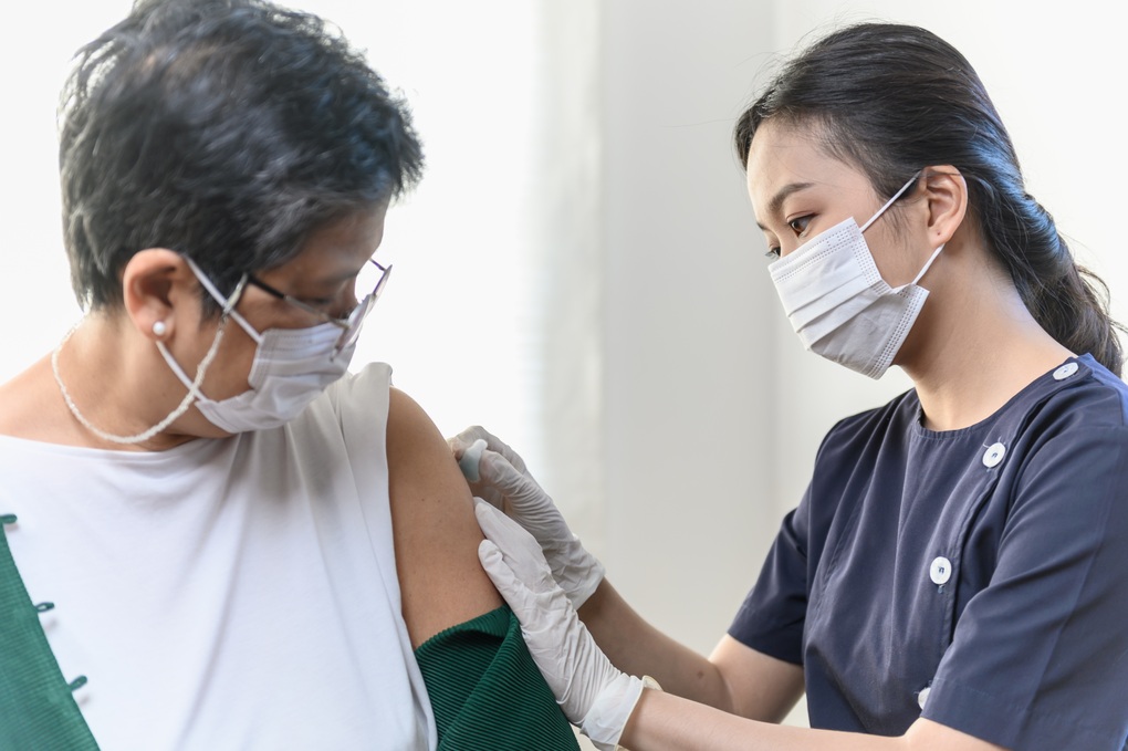 Có nên tiêm vaccine cúm cho người cao tuổi trước nguy cơ dịch chồng dịch? - 1 Có nên tiêm vaccine cúm cho người cao tuổi trước nguy cơ dịch chồng dịch? - 1
