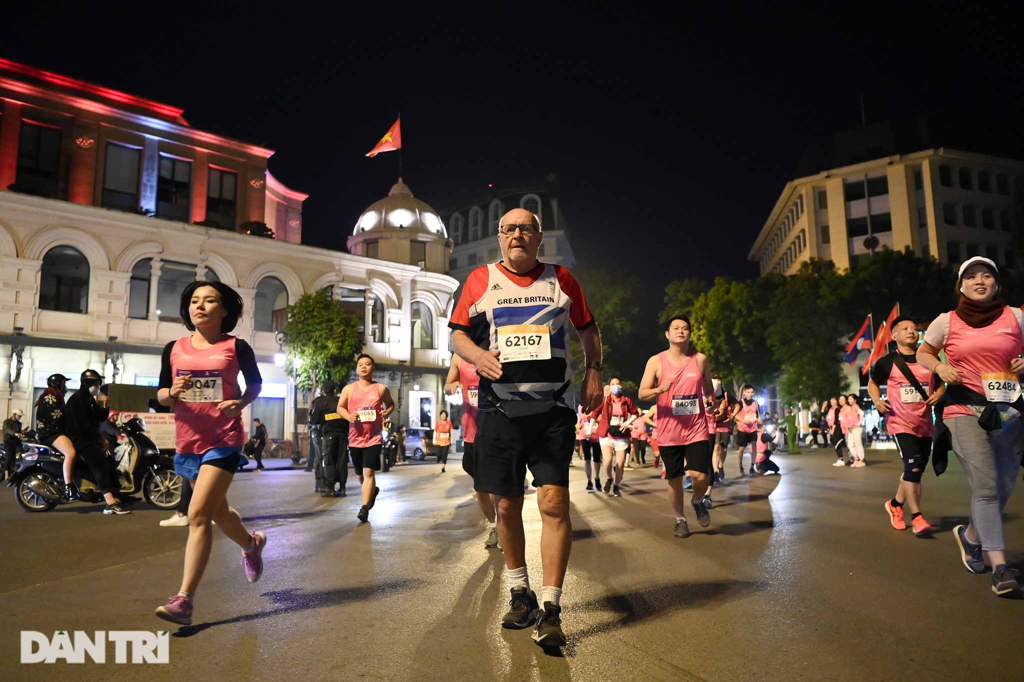 Hòa mình vào giải chạy đêm quy mô lớn lần đầu tiên tại Hà Nội - 14 Hòa mình vào giải chạy đêm quy mô lớn lần đầu tiên tại Hà Nội - 14